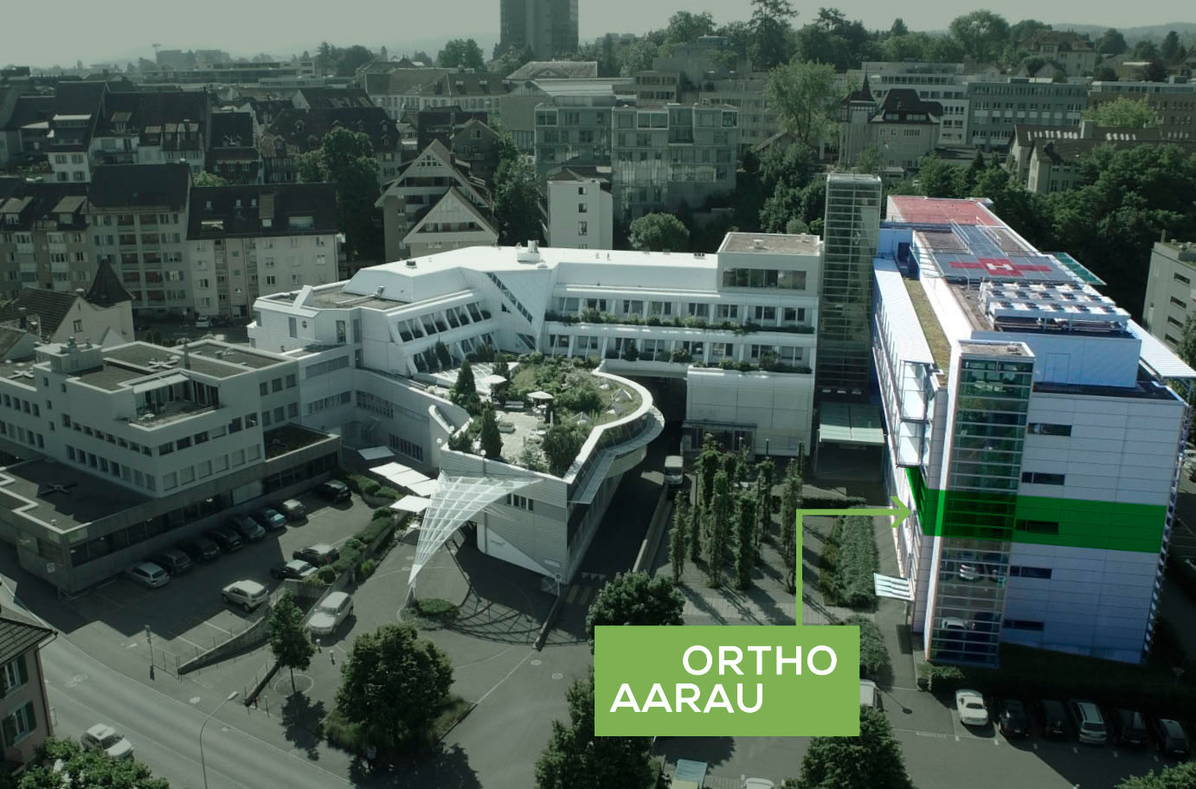 Luftansicht: Hirslanden Klinik Aarau im weissen Gebäude links / Ortho Aarau, 2. Stock im Gebäude rechts
