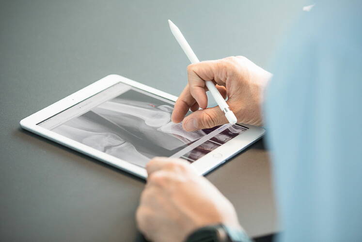 ortho-aarau_zentrum-orthopaedie-traumatologie_webbild_praxis_tablet.jpg ortho-aarau_zentrum-orthopaedie-traumatologie_webbild_praxis_tablet.jpg