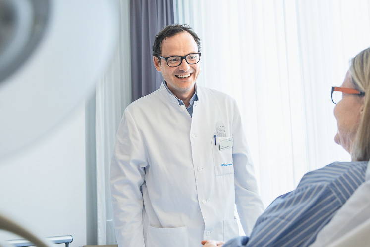 Dr. med. Christof Abächerli von Ortho Aarau auf Patientenvisite